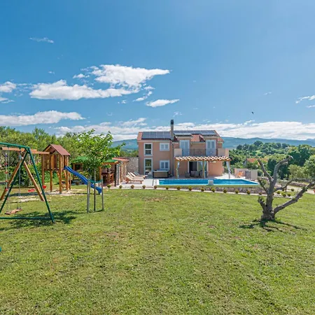 Maria With Outdoor Pool * Дрниш