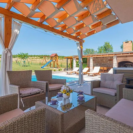 Maria With Outdoor Pool Villa