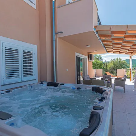 Maria With Outdoor Pool Villa *