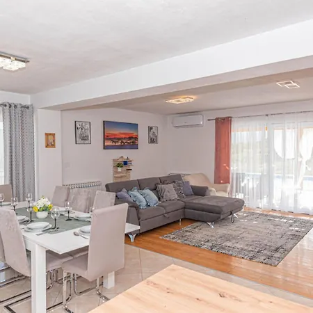 Maria With Outdoor Pool *