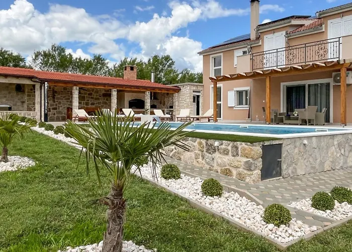 Villa Maria With Outdoor Pool *