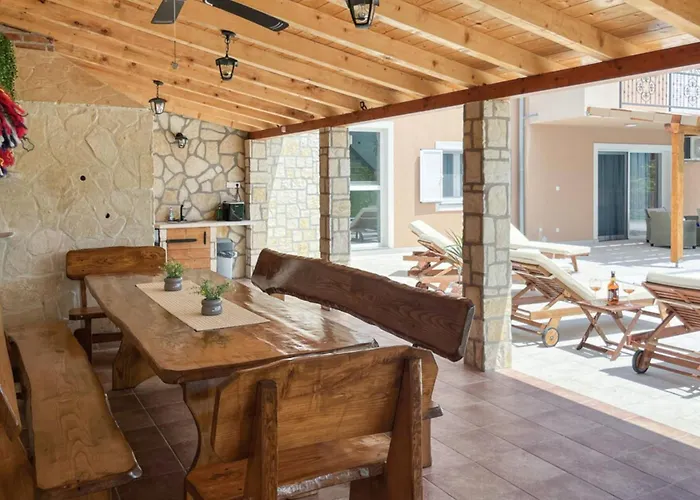 Villa Maria With Outdoor Pool *