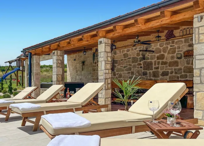 Maria With Outdoor Pool * Drniš