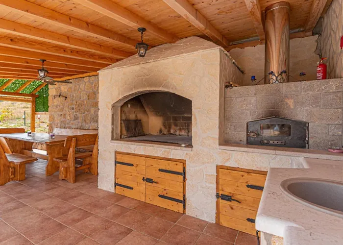 Maria With Outdoor Pool Drniš