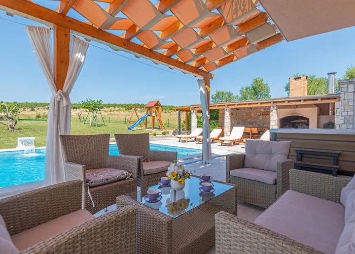 Maria With Outdoor Pool Villa