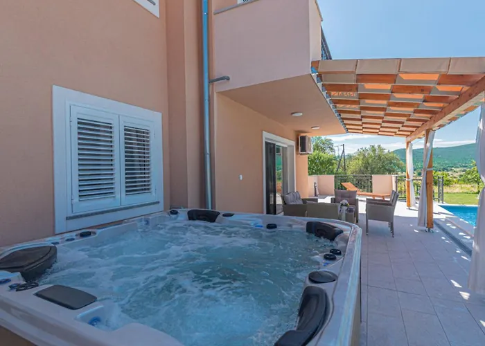 Maria With Outdoor Pool Villa *