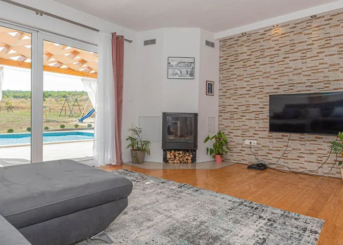 Maria With Outdoor Pool Villa *