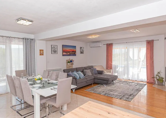 Maria With Outdoor Pool *