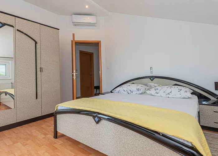 Maria With Outdoor Pool Drniš